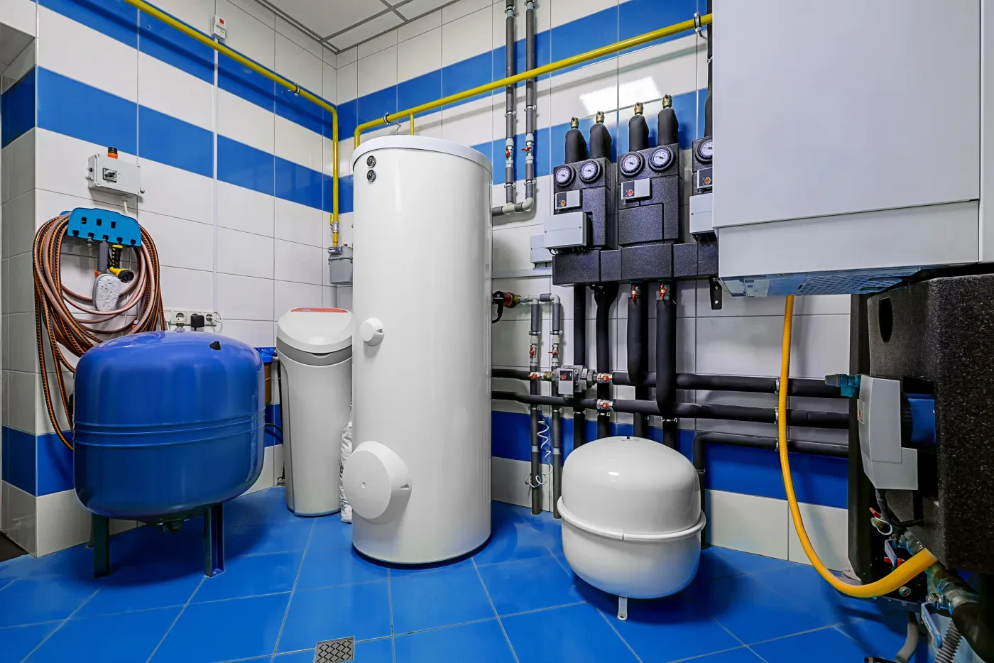 Plombier réparant une canalisation sous un évier à Argenteuil